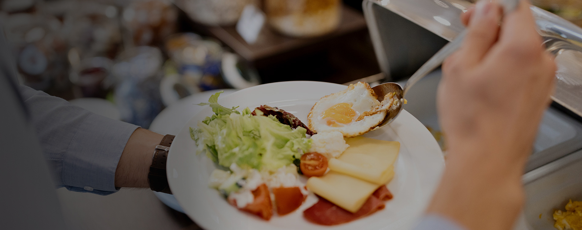 <h4>BED & BREAKFAST</h4><p>A refreshing start with breakfast for two,<br>Enjoy a delightful morning at our The Plate buffet.